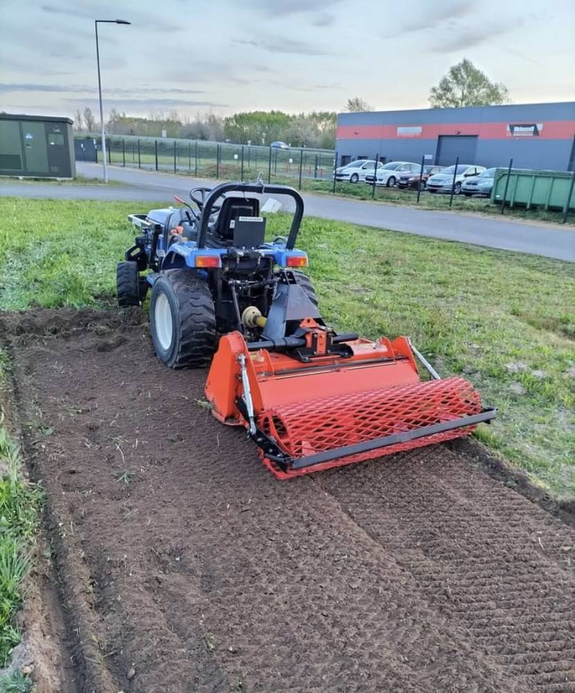 Tracteur avec préparateur de sol